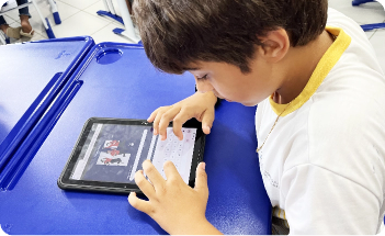 criança estudando em um tablet