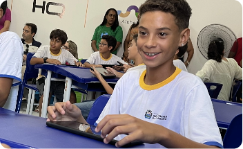 criança estudando em um tablet